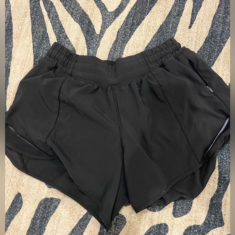 LULULEMON low rise hotty hots 4 inch black size 6